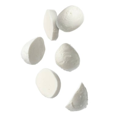 Mozzarella peynir parçaları beyaz arkaplana düşüyor