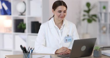 Teletıp. Doktor, bilgisayarla hastayla içeride görüntülü konuşma yapıyor.