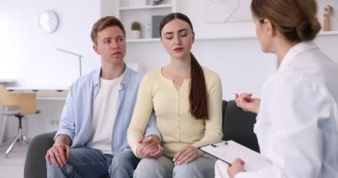 Tüp bebek (tüp bebek). Çiftin üreme kliniğinde doktorla randevusu var.