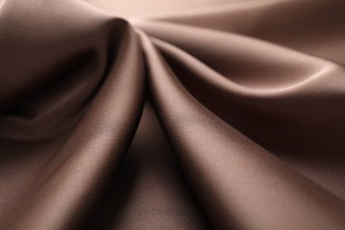 Arkaplan olarak buruşuk açık kahverengi ipek kumaş, yakın plan