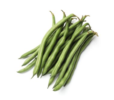 Taze bezelye kabuğu yığını beyaza izole edilmiş, manzaranın üstünde