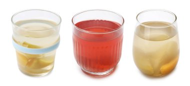 Taze komposto. Beyaz ve sette izole edilmiş farklı malzemelerden içecekler