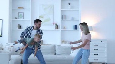 Mutlu aile evdeki kanepenin yanında eğleniyor.