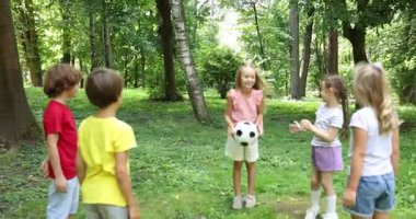 sevimli küçük parkta futbol topuyla oynayan çocuklar