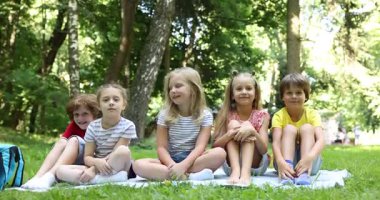 Parktaki yeşil çimlerde tatlı küçük çocuklar.