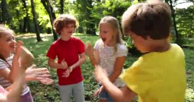 Parkta taş, kağıt ve makas oynayan sevimli çocuklar.