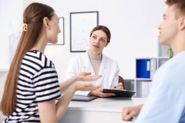 Tüp bebek (tüp bebek). Çiftin üreme kliniğinde doktorla randevusu var.