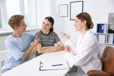 Tüp bebek (tüp bebek). Mutlu çiftin üreme kliniğinde doktorla randevusu var.