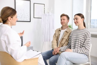 Tüp bebek (tüp bebek). Mutlu çiftin üreme kliniğinde doktorla randevusu var.