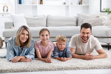 Mutlu aile evde poz veriyor.