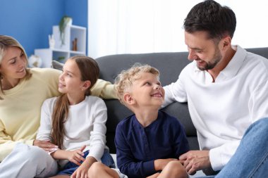 Mutlu aile evde birlikte vakit geçiriyor.