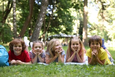 Parktaki yeşil çimlerde tatlı küçük çocuklar.