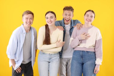 Sarı arka planda gülen arkadaşlar. Pozitif duygu