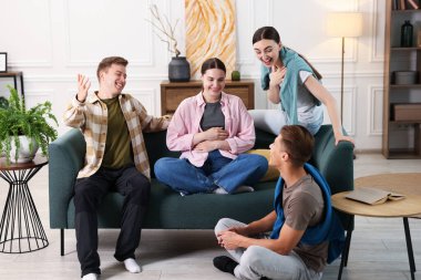 Arkadaşlar kanepede gülüyor. Pozitif duygu