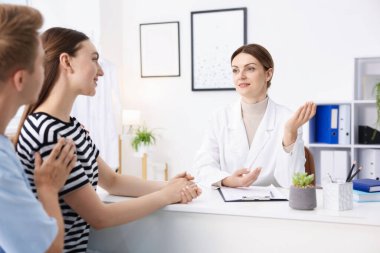 Tüp bebek (tüp bebek). Çiftin üreme kliniğinde doktorla randevusu var.