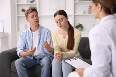 Tüp bebek (tüp bebek). Çiftin üreme kliniğinde doktorla randevusu var.