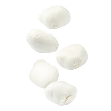 Mozzarella peynir topları beyaz arkaplana düşüyor