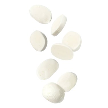 Mozzarella peynir parçaları beyaz arkaplana düşüyor