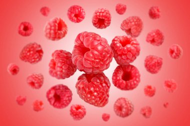 Pembe arka planda havada dönen taze ahududular.