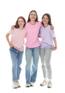 Beyaz arka planda mutlu arkadaşların portresi