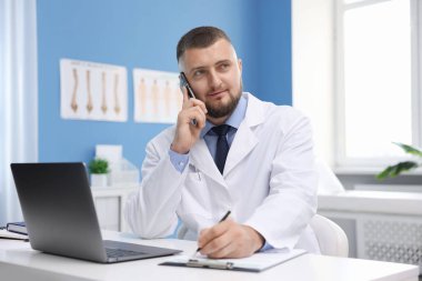 Doktorun klinikte akıllı telefon aracılığıyla online danışmanlık yapması