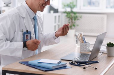 Teletıp. Doktor, bilgisayarla hastayla içeride görüntülü görüşme yapıyor.