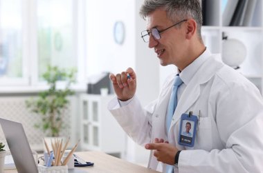 Teletıp. Doktor, bilgisayarla hastayla içeride görüntülü konuşma yapıyor.