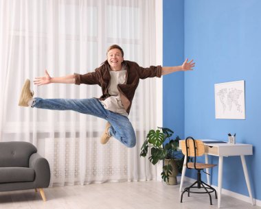 Eve atlayan mutlu genç adamın portresi.