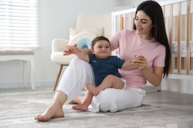 Mutlu bir anne ve tatlı küçük bebeği.