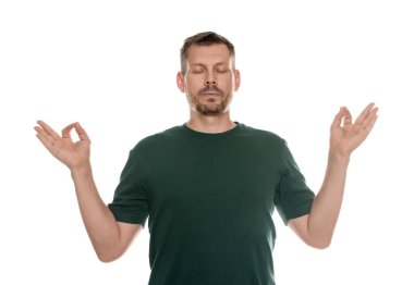 Panik atak. Adam beyaz arka planda sakinleşmek için meditasyon yapıyor.