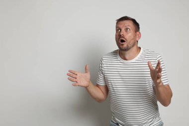 Açık gri arka planda panik atak geçiren adam, mesaj için boşluk