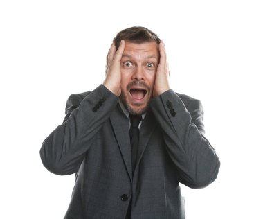 Beyaz arka planda panik atak geçiren bir iş adamı