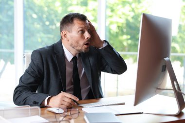 İş yerinde panik atak geçiren bir işadamı.