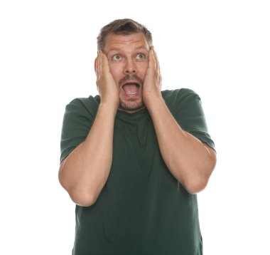 Beyaz arka planda panik atak geçiren bir adam.