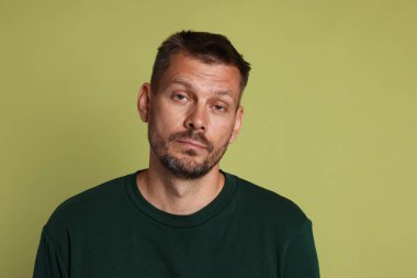 Adam zeytin arka planında akşamdan kalma.