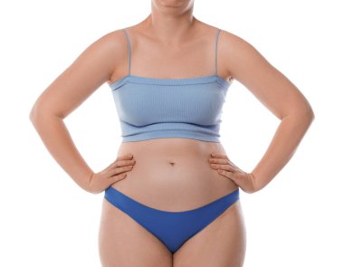 Beyaz arka planda kötü duruşu olan kadın, yakın plan.