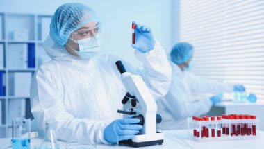 Tıbbi analiz. Laboratuvarda kan örneğiyle çalışan bir bilim adamı.