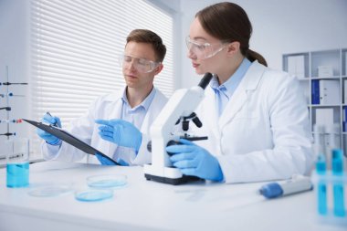 Tıbbi analiz. Laboratuvarda mikroskopla çalışan bilim adamları