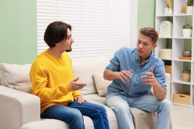 arkadaşlar evde kanepede konuşmayı