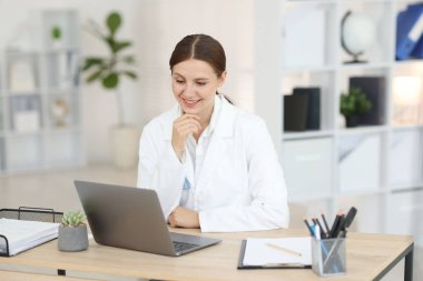 Teletıp. Doktor, bilgisayarla hastayla içeride görüntülü konuşma yapıyor.