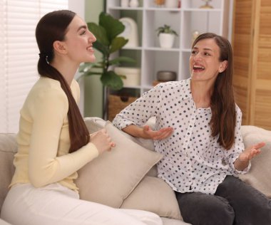 arkadaşlar evde kanepede konuşmayı