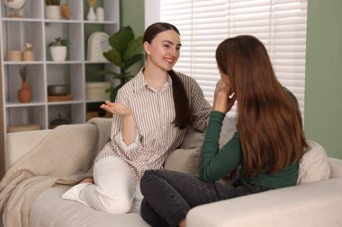 arkadaşlar evde kanepede konuşmayı