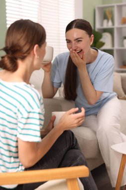 Evde çay içerken arkadaşlar konuşuyor.