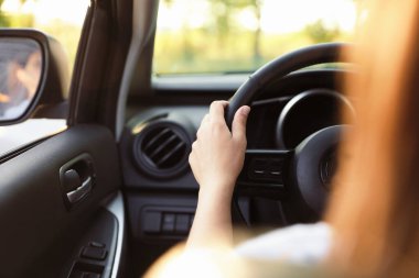 Modern arabanın direksiyonundaki kadın, yakın plan.