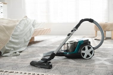 Evin zemininde bir elektrikli süpürge var. Ev aletleri