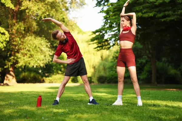 Mutlu çift parkta sabah egzersizi yapıyor.