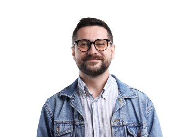 Beyaz arka planda gülümseyen yakışıklı bir adam. Pozitif duygu