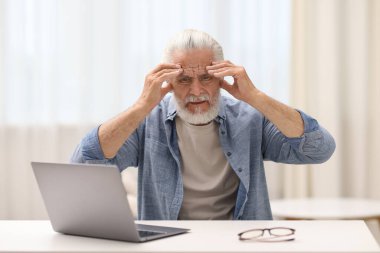 İçerideki masada baş ağrısından muzdarip son sınıf öğrencisi.