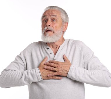 Beyaz arka planda göğüs ağrısı çeken yaşlı adam