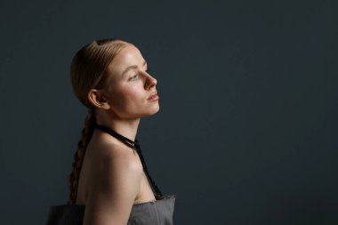 Koyu gri arka planda güzel bir kadın. Metin için boşluk